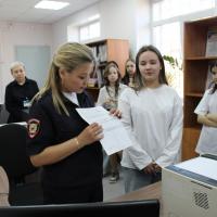 Полицейские и общественники рассказали школьникам о работе отделения по вопросам миграции Полицейские и общественники рассказали школьникам о работе отделения по вопросам миграции